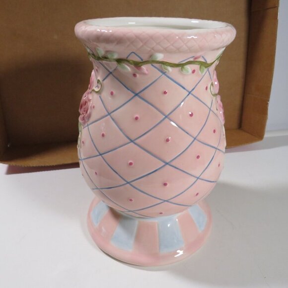 Elements Vase with Pedestal Base Ceramic Pink Rose with Diamond design embossed - Picture 4 of 14